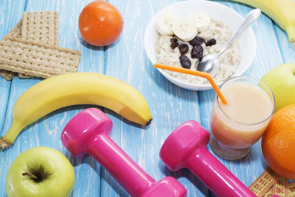 Meyve, sebze, meyve suyu, smoothies ve halter sağlık diyet ve fitness yaşam tarzı kavramı.
