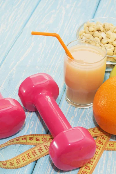 A koncepció az egészséges táplálkozás. Kis súlyzók, gyümölcslé. Alma. egészséges életmód. sport. Fitness élelmiszer. — Stock Fotó