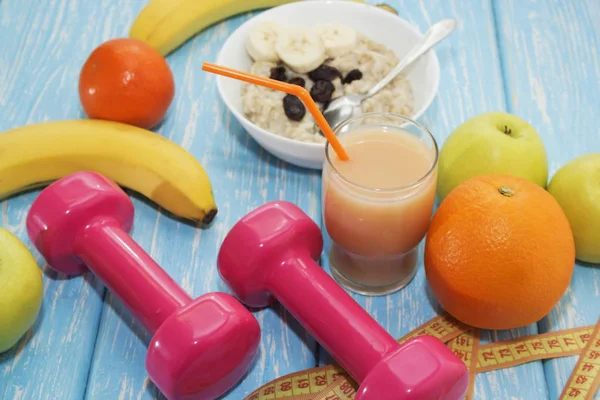 Sağlıklı bir diyet kavramı. Küçük halter, suyu. Muz. Portakal. Elma. sağlıklı bir yaşam tarzı. spor. Fitness gıda. — Stok fotoğraf