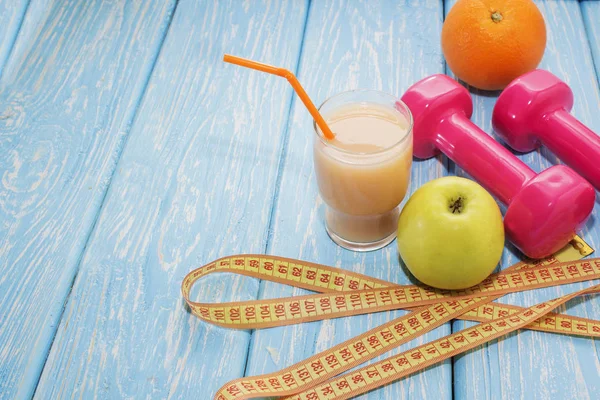 Концепция здорового питания. Маленькие гантели, сок. Апельсины. Яблоки. здоровый образ жизни. спорт. Питание . — стоковое фото