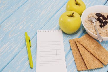 Sağlıklı beslenme, fitness ve kilo kaybı kavramı, Apple, not defteri, kalem. Üstten Görünüm.