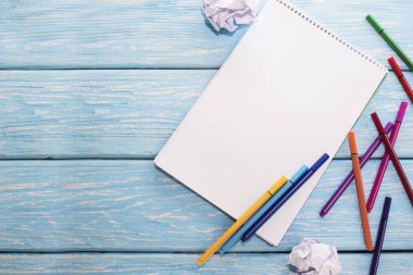 Renkli Keçe kalemler ve beyaz kağıt