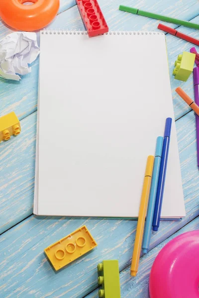 Marcadores de colores y una hoja de papel blanco. Muchos cubos multicolores . — Foto de Stock