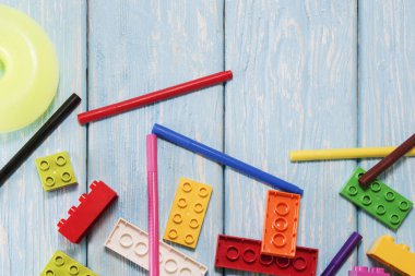Tasarımcının çok renkli plastik yapı taşları. Parlak plastik yapı taşlarının arkaplanı.