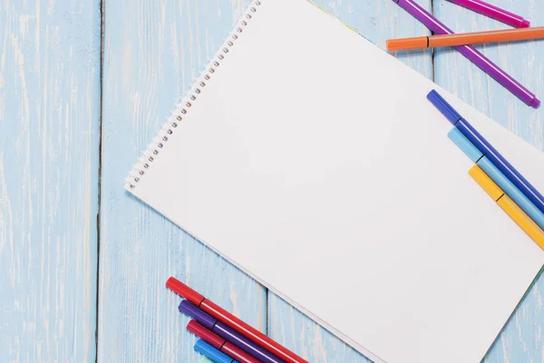 Plumas de fieltro de colores y hoja de papel blanco — Foto de Stock