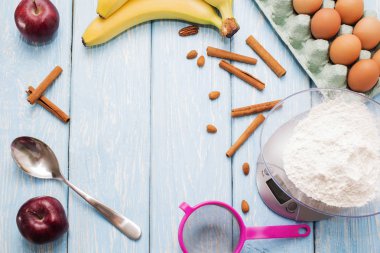 yumurta ve un, tarçın ve muz, fırın ürünleri pastası.