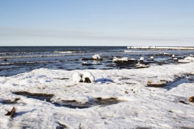 plaj renkli gökyüzü ve buz ile soğuk kışlar gün dondurulmuş.
