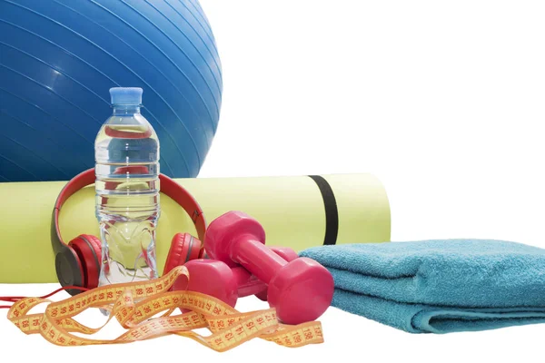 Bola de fitness, mancuernas, esterilla, botella de agua, smartphone y auriculares — Foto de Stock