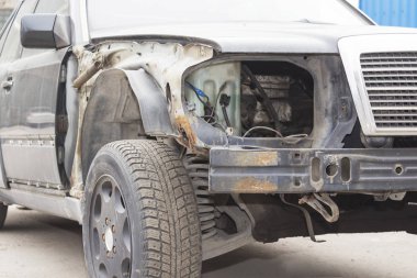 Bir kaza araba kırık Far ile renkli görüntü.