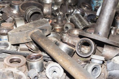 İşe yaramaz, paslı oto yedek parça ve diğer parçalar yıpranmış