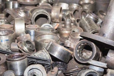 İşe yaramaz, paslı oto yedek parça ve diğer parçalar yıpranmış