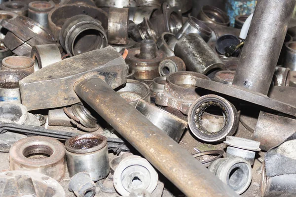 İşe yaramaz, paslı oto yedek parça ve diğer parçalar yıpranmış