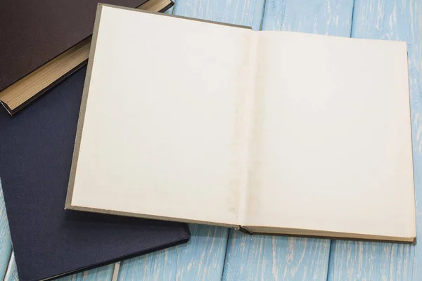 Stapel van oude boeken op houten achtergrond — Stockfoto