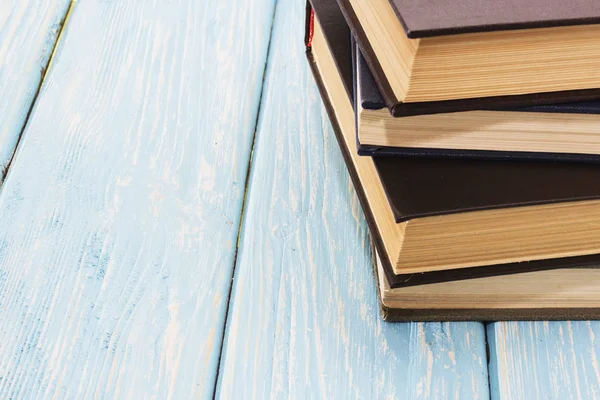 Montón de libros antiguos sobre fondo de madera — Foto de Stock