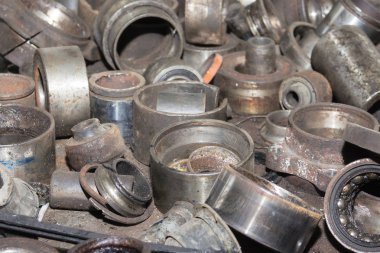 İşe yaramaz, paslı oto yedek parça ve diğer parçalar yıpranmış