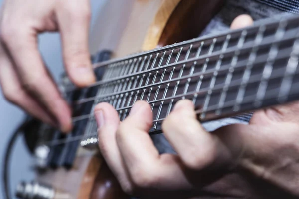 ベースギタープレイヤーの手の写真を閉じる,ソフト選択フォーカス,ライブ音楽のテーマ — ストック写真