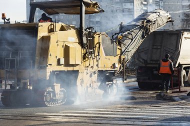 Traktör, silindir yol onarım site üzerinde. Yol yapımı için makineler. Yol onarım konsepti. İnşaat İşçileri yol tamir