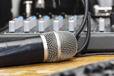 Arka plan ve ses mikseri, müzik aleti kavramı müzisyen üzerinde profesyonel stüdyo mikrofon bulanık.