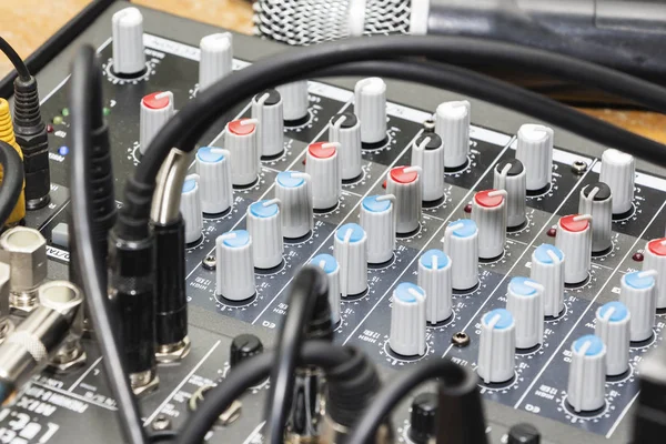 Conector de audio y cables conectados al mezclador de audio, equipo de música dj en concierto, festival, bar . — Foto de Stock