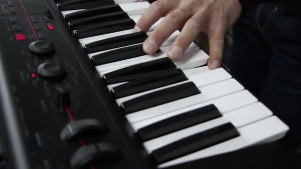 El músico tocando el piano eléctrico, pulse las teclas , — Vídeos de Stock