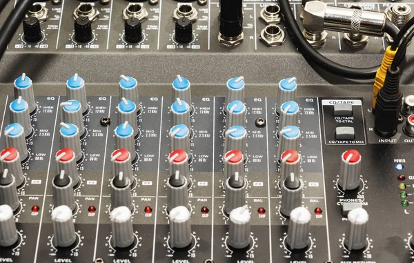 Conector de audio y cables conectados al mezclador de audio, equipo de música dj en concierto, festival, bar . — Foto de Stock