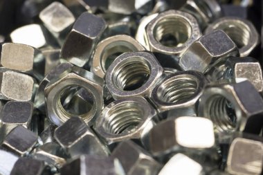 parlak metal fındık küme içinde yalan. Arka plan. Yakın çekim