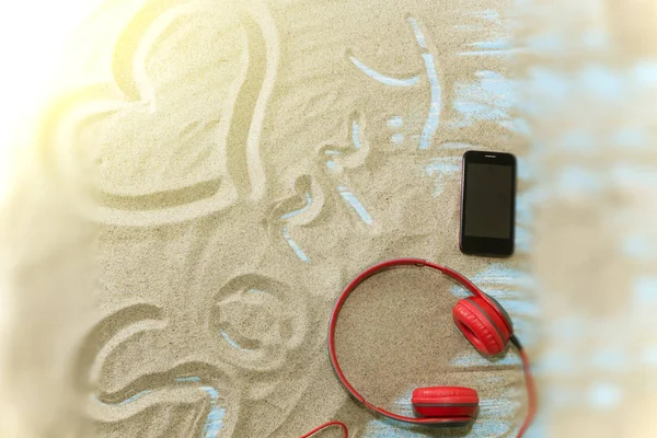 Inscripción en una playa de arena sobre un fondo de madera clara . — Foto de Stock