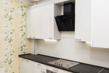 Yeni beyaz dolaplar ile mutfak.