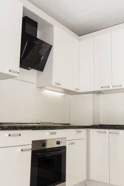 Yeni beyaz dolaplar ile mutfak.
