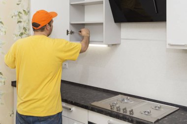 Mutfak mobilya montajı.