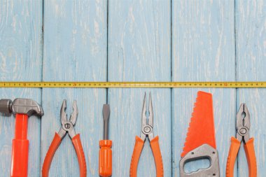 Plastik çekiç, testere, pense, oyuncaklar.