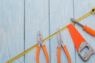 Plastik çekiç, testere, pense, oyuncaklar.