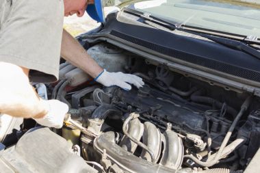 Sürpriz tamirci arabanın içinde görünüyor.