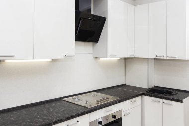 Yeni beyaz dolaplar ile mutfak.