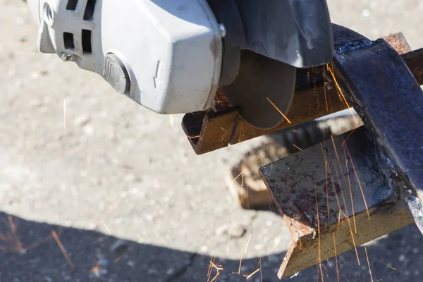 Lavoratore taglio metallo con smerigliatrice. — Foto Stock