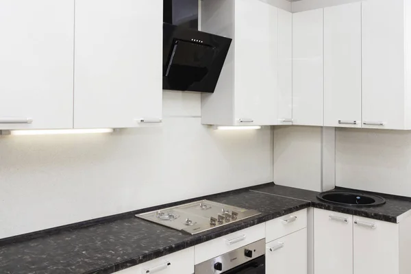 Yeni beyaz dolaplar ile mutfak.