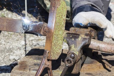 kaynak ve parlak kıvılcımlar.