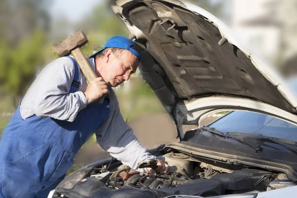 Sürpriz tamirci arabanın içinde görünüyor.