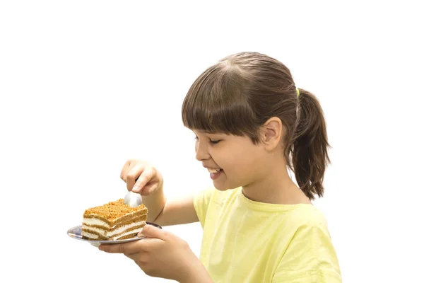 Девочка ест торт. Изолированный на белом фоне . — стоковое фото