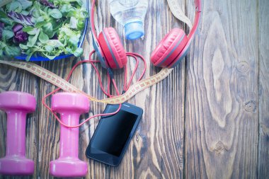 Halter ahşap masa üstü ve taze otlar. Mavi tonlama