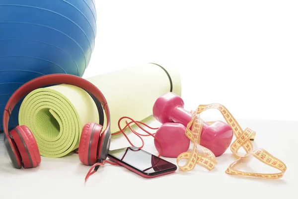 Fitness topu, halter, Mat, akıllı telefon ve kulaklık