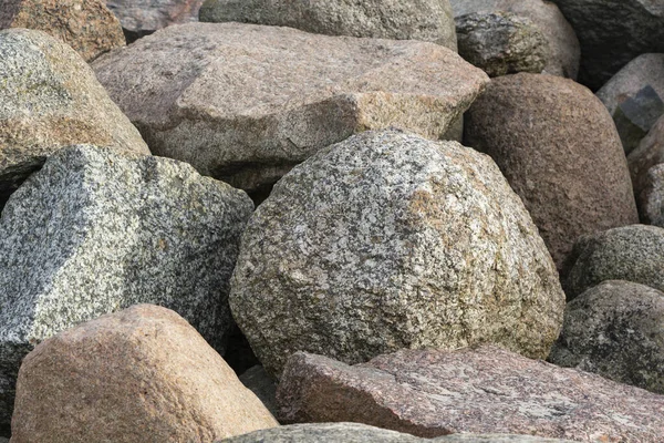 Ein Haufen großer grauer Steine. viele graue Steine. der Zusammenbruch der Steine. — Stockfoto