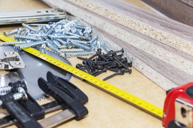 Vidalar, mobilya onayı mezura, kelepçe, masaya uzan. Mobilya üretimi