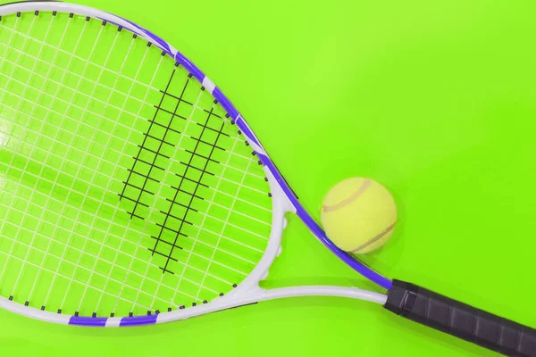 Tenis pada latar belakang yang cerah, raket, bola,. Difoto di Studio. — Stok Foto
