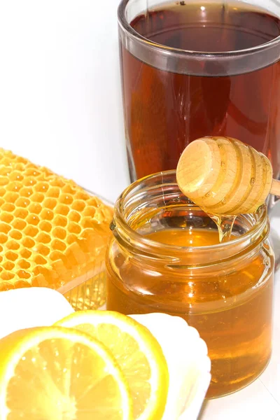 Miel en el fondo del panal. Miel en un frasco de vidrio y panal —  Fotos de Stock