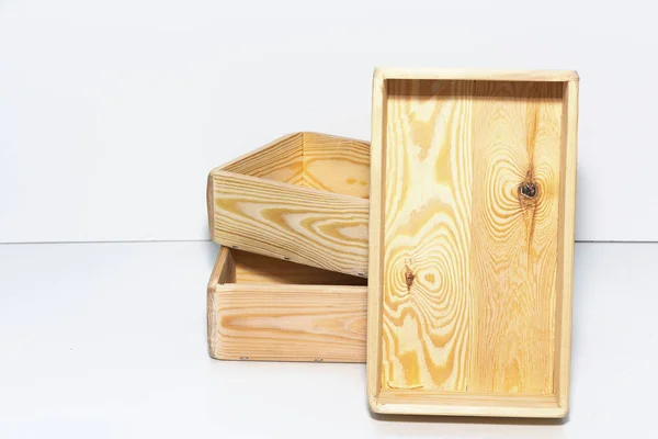 Caja de madera vacía. Hecho de pino, sobre un fondo blanco claro . —  Fotos de Stock