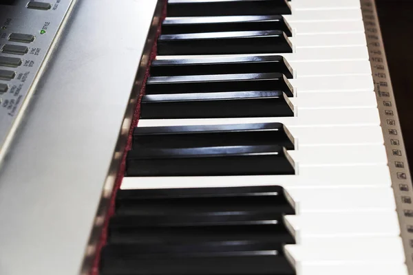 Keyboard piano electronic organ close-up. Hands of musician play on the piano. — Stock Photo, Image