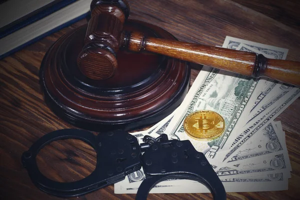 Bitcoin, martello del giudice, manette. Concetto divieto bitcoin, violazione della legge . — Foto Stock