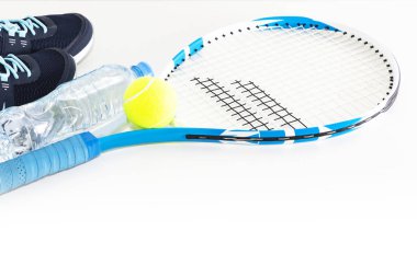 Hafif bir arka planda tenis. spor ayakkabıları, Tenis raket, top,