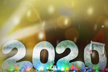 Yeni yılın kutlu olsun. Siyah arka planda izole edilmiş. Mesaj ve tatil kartı için fotokopi alanı var. Bulanık kar taneleri, kar.